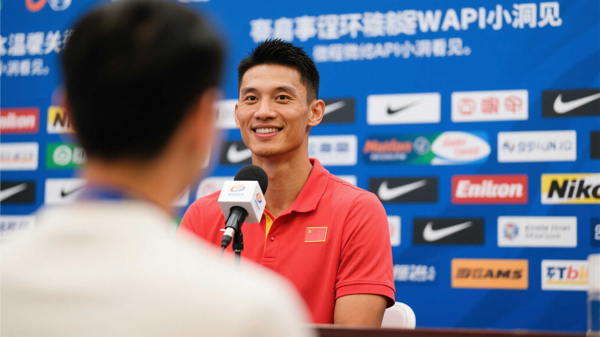 感人一幕！哈滕采访现场，孩子怀中安然入睡